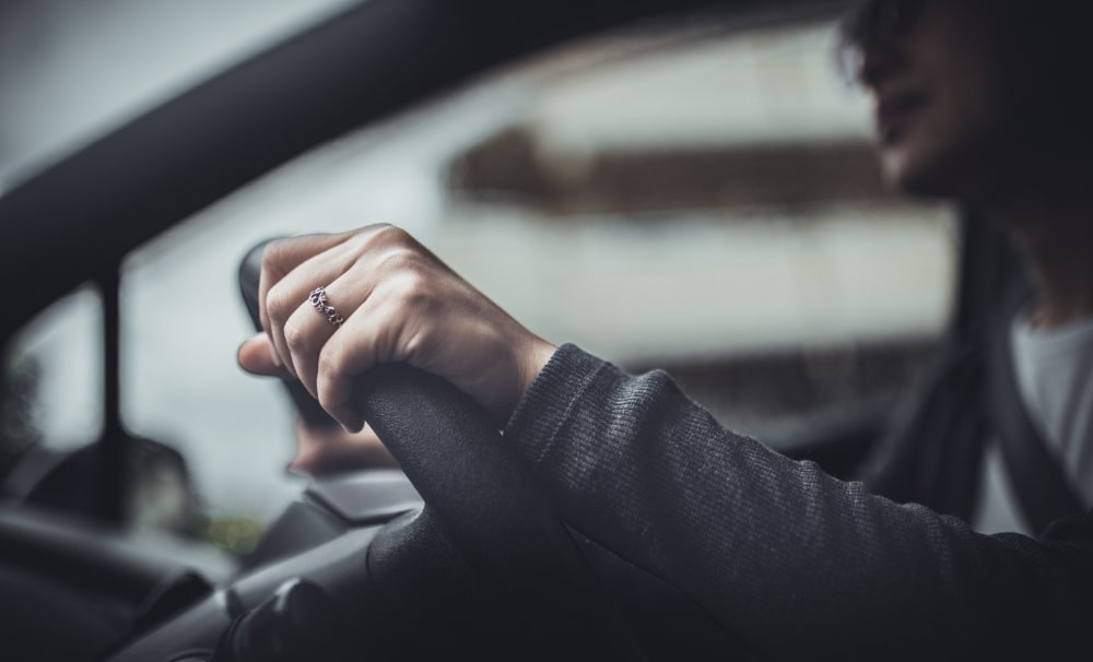 TAKEIは “安全運転” を科学しています。他人は見えても、自分を知ることは難しい…。『なくて七癖』人にはそれぞれ何らかの癖(特性)や欠点があるものです。自動車の運転においても心理的特性が関連し、思わぬ事故を引き起こしてしまい、人を傷つけたりすることにもなりかねません。実際の運転場面では、様々な情報が目や耳から入り、瞬時に処理し、運転行動に繋げる必要があります。TAKEIの運転適性検査器は、自動車の運転に必要な動作能力を測定し、安全運転の助言をする検査機器です。長年にわたる心理学のノウハウを活かし、ドライバー自身の “特性”・“認知”・“判断”・“行動” を把握するために開発。自分自身では気づきにくい運転時の癖や欠点などを、客観的な視点で確認することができます。受検者の運転適性を目覚めさせ、問題点の解決に向けてアドバイスを行い、より良い安全運転行動へと導くことができます。